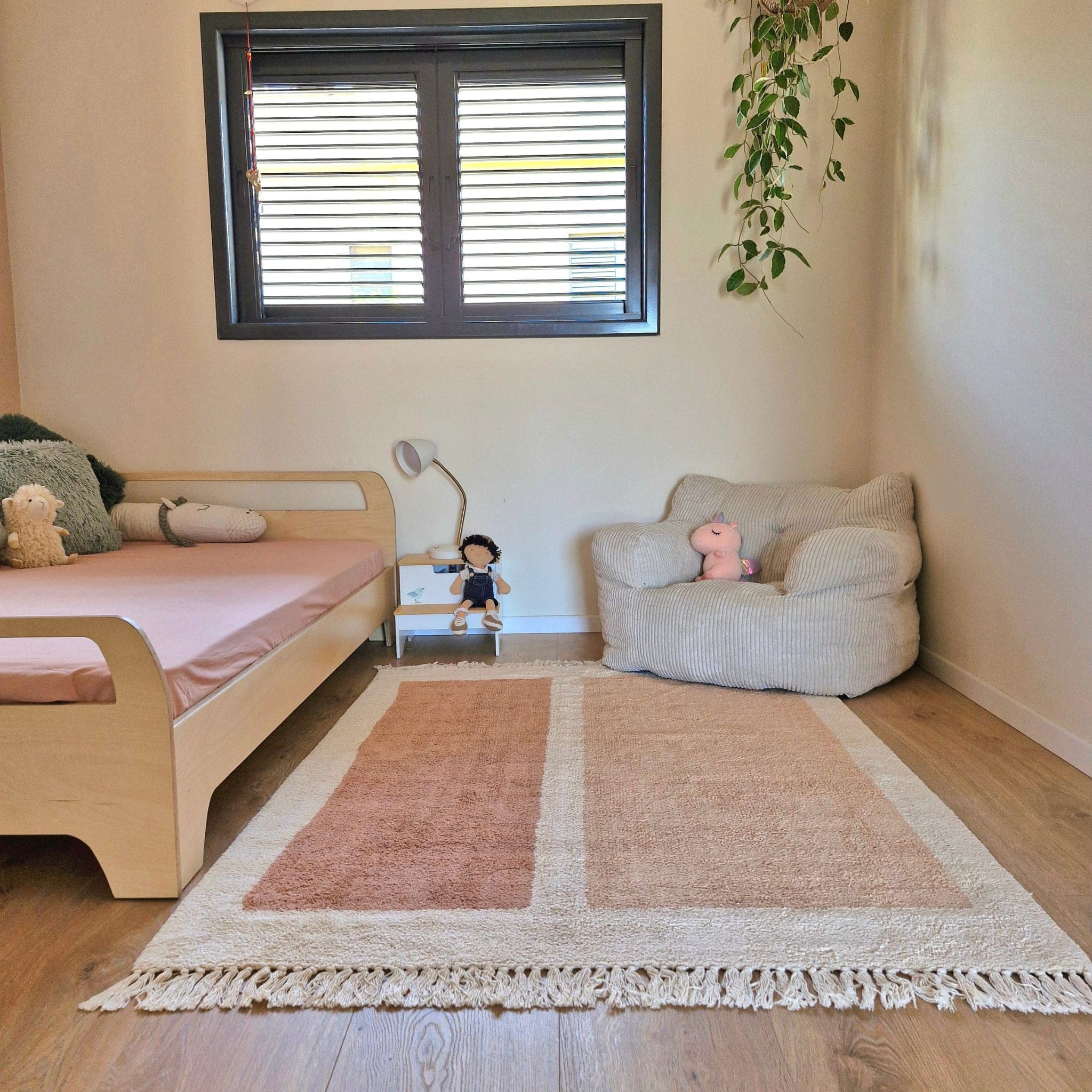 שטיח פסים ורוד חדר ילדים