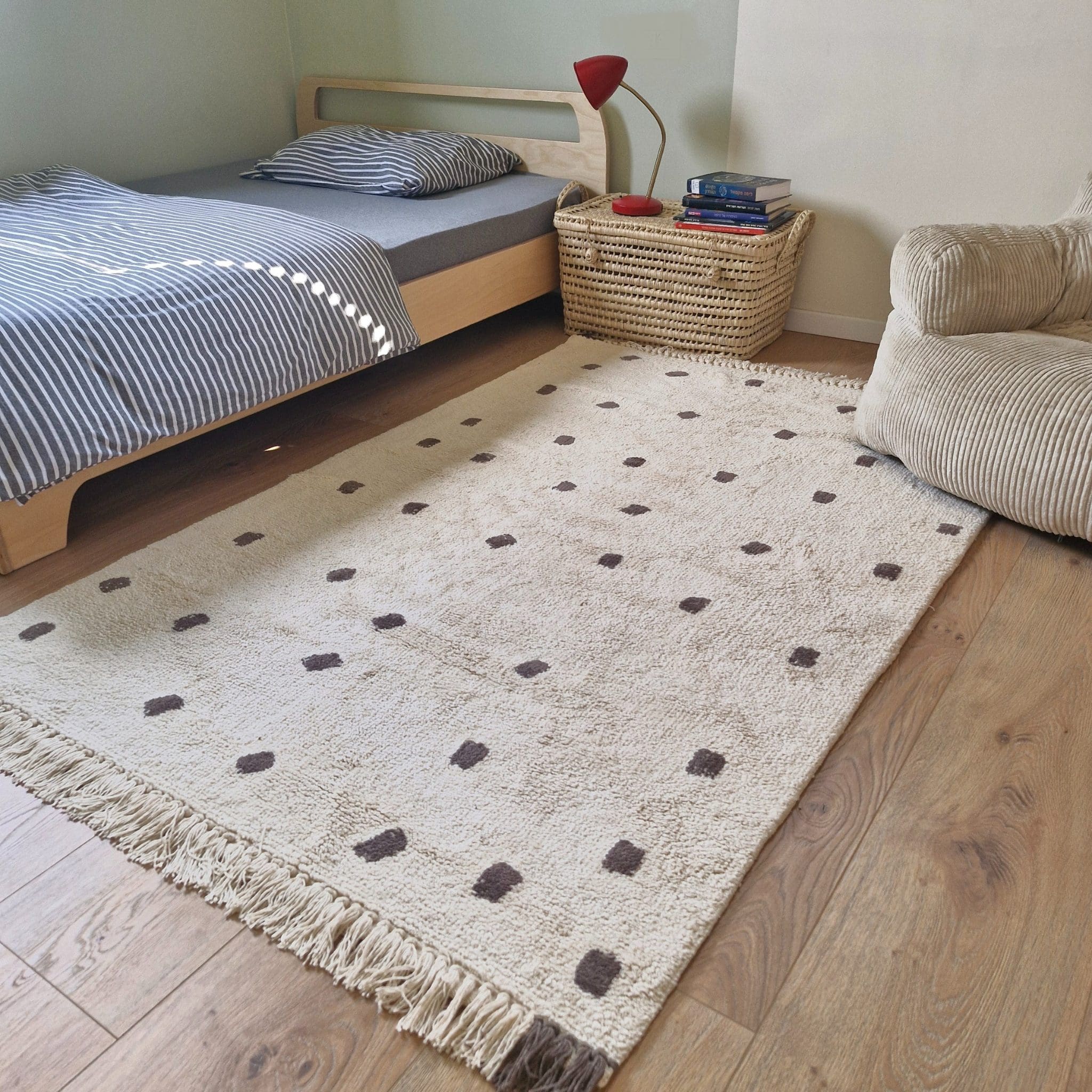 שטיח נקודות אפורות