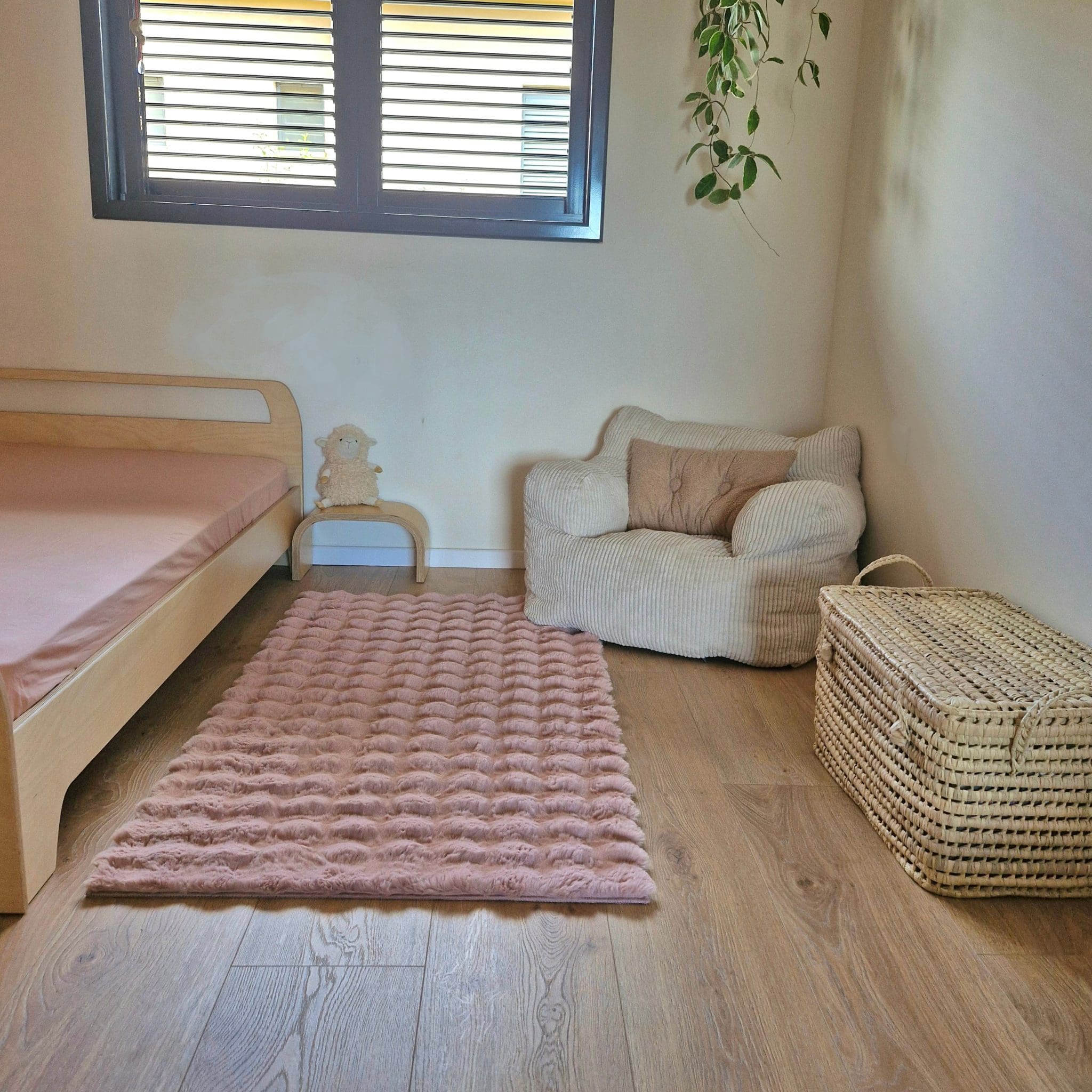 שטיח צד מיטה ורוד