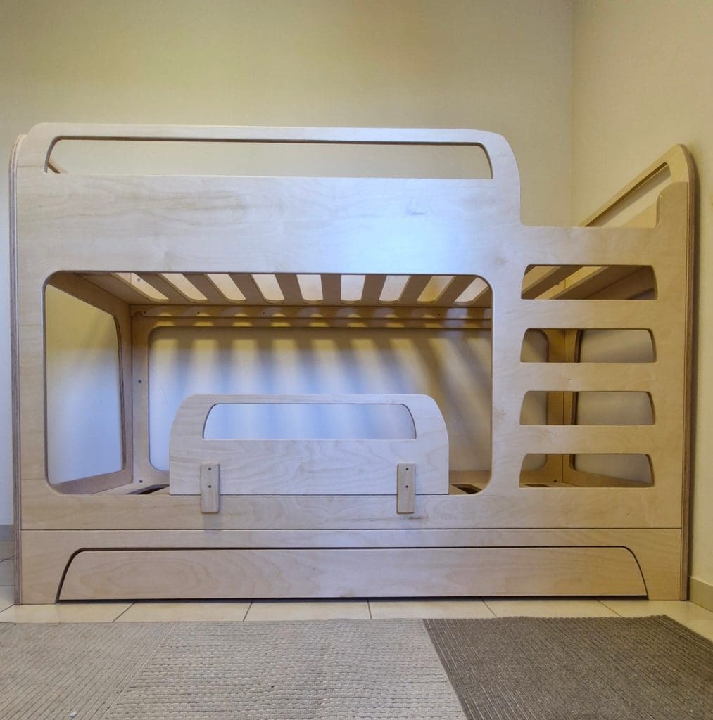 מיטת קומותיים נמוכה